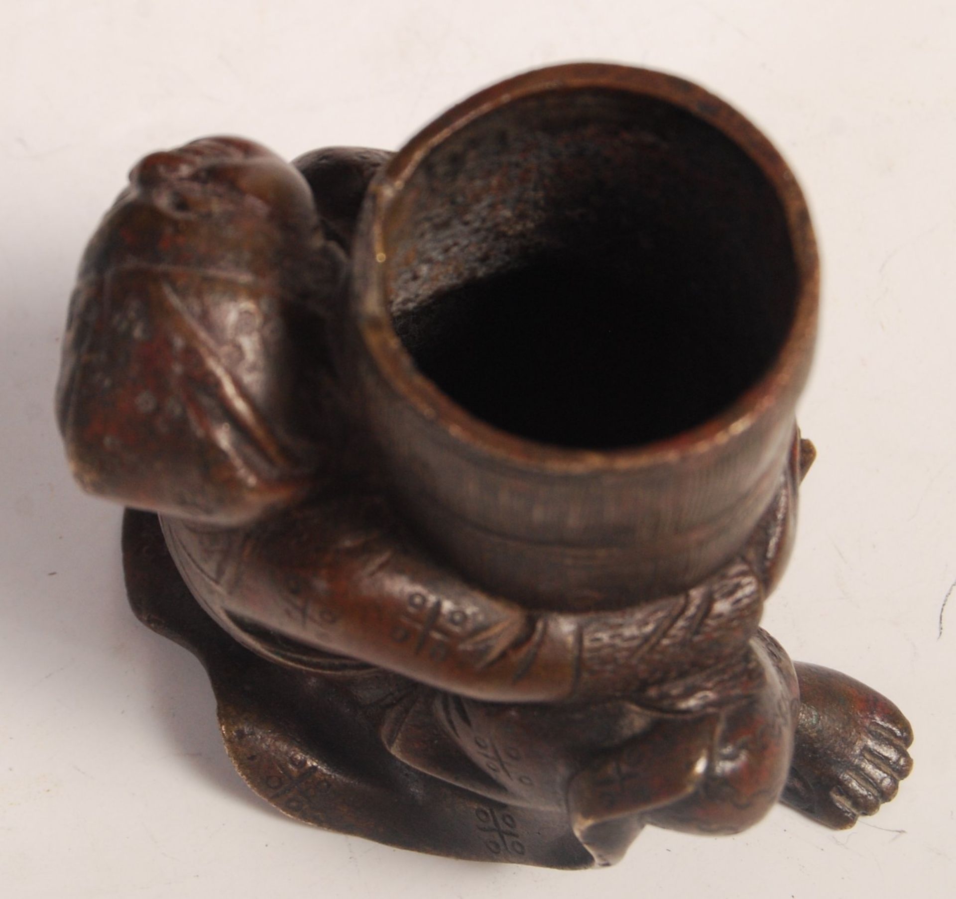 EARLY 20TH CENTURY BRONZE MATCH STRIKE AND HOLDER - Bild 3 aus 4