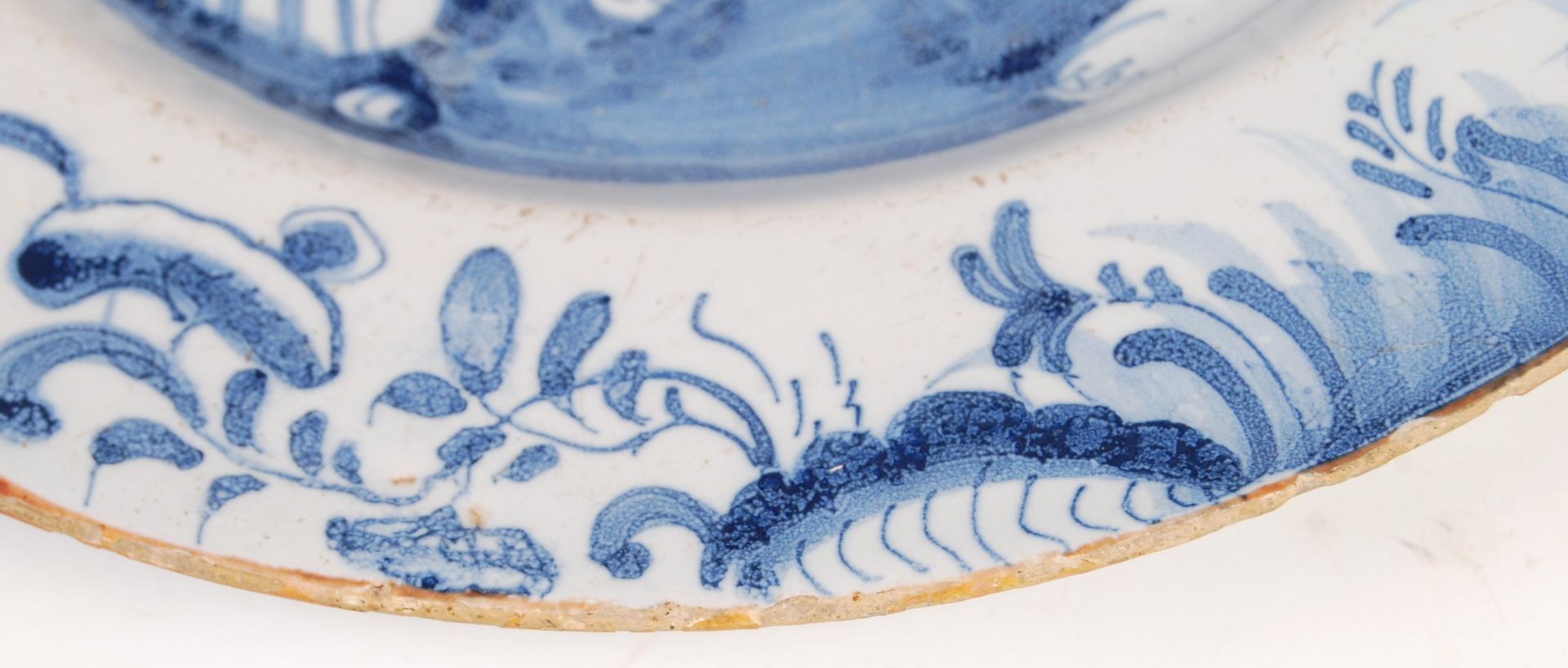 17TH/18TH CENTURY CHINESE KANGXI BLUE AND WHITE POTTERY PLATE - Bild 3 aus 6