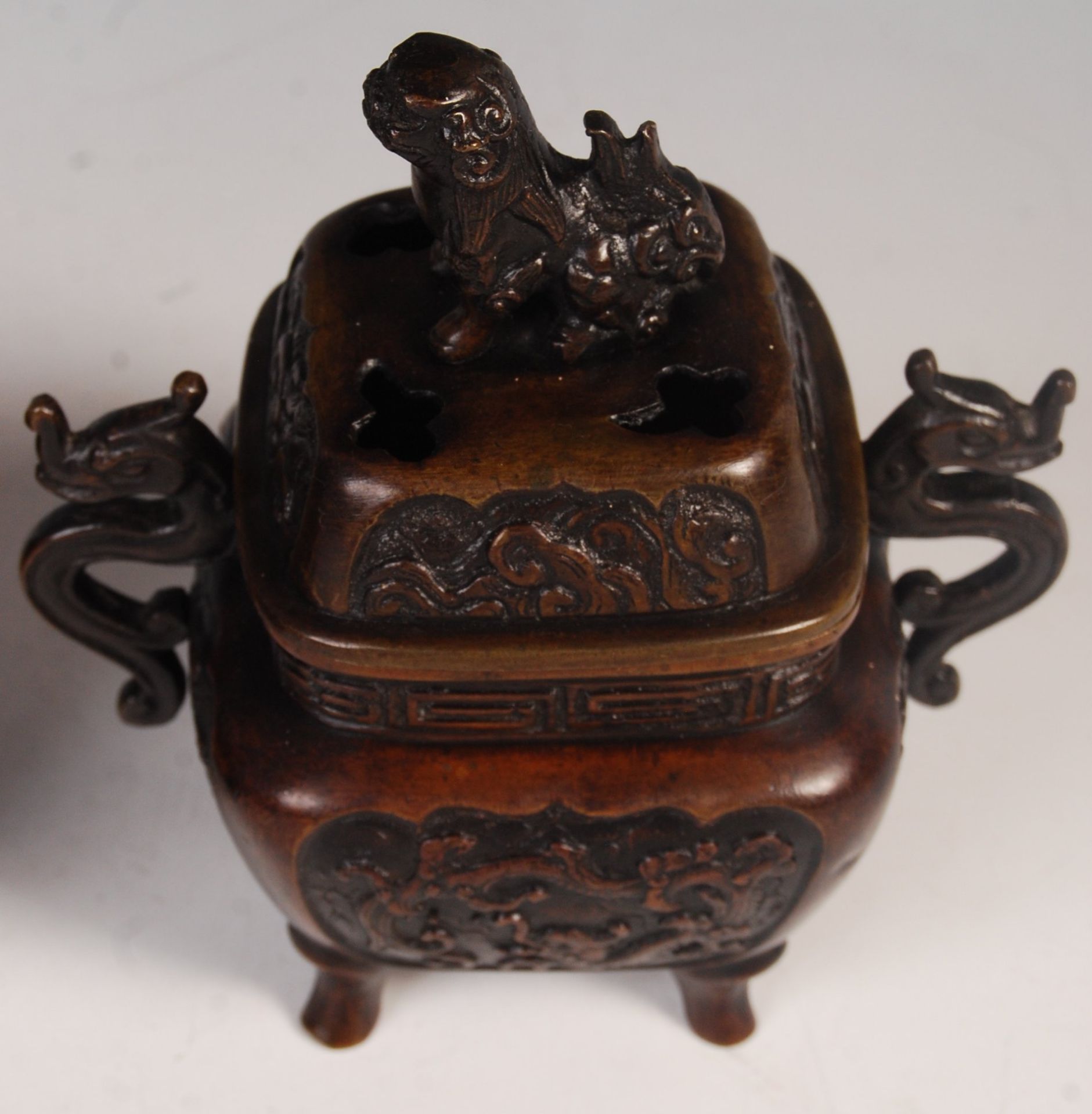 PAIR OF 19TH CENTURY CHINESE INCENSE BURNERS WITH CHARACTER SEALS - Bild 2 aus 6