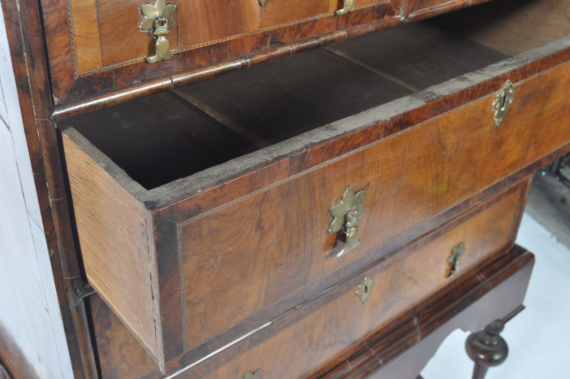 17TH CENTURY QUEEN ANNE WALNUT CHEST OF DRAWERS ON STAND - Bild 4 aus 8