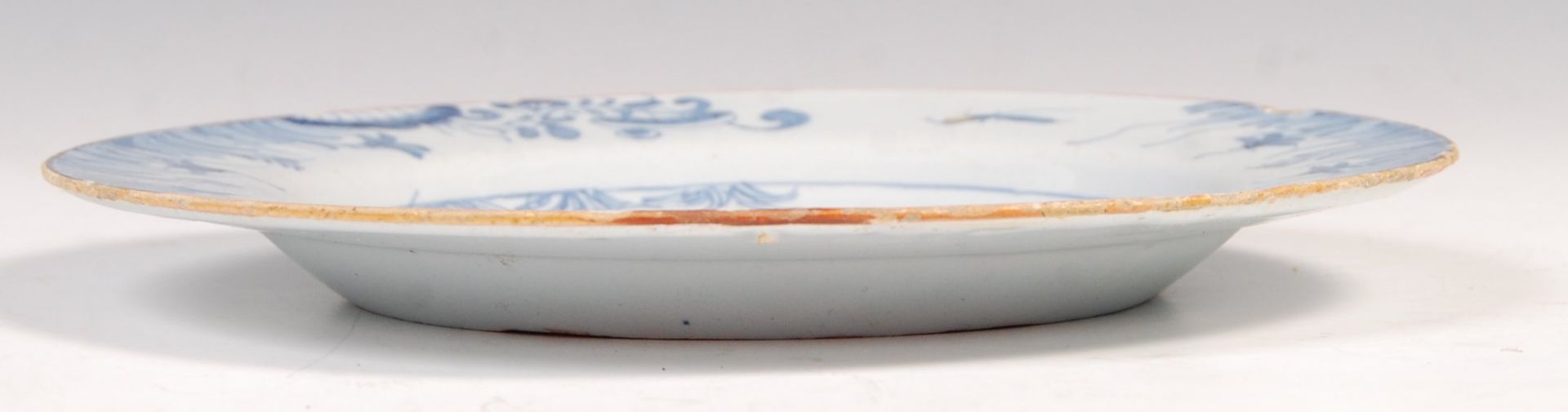 17TH/18TH CENTURY CHINESE KANGXI BLUE AND WHITE POTTERY PLATE - Bild 4 aus 6