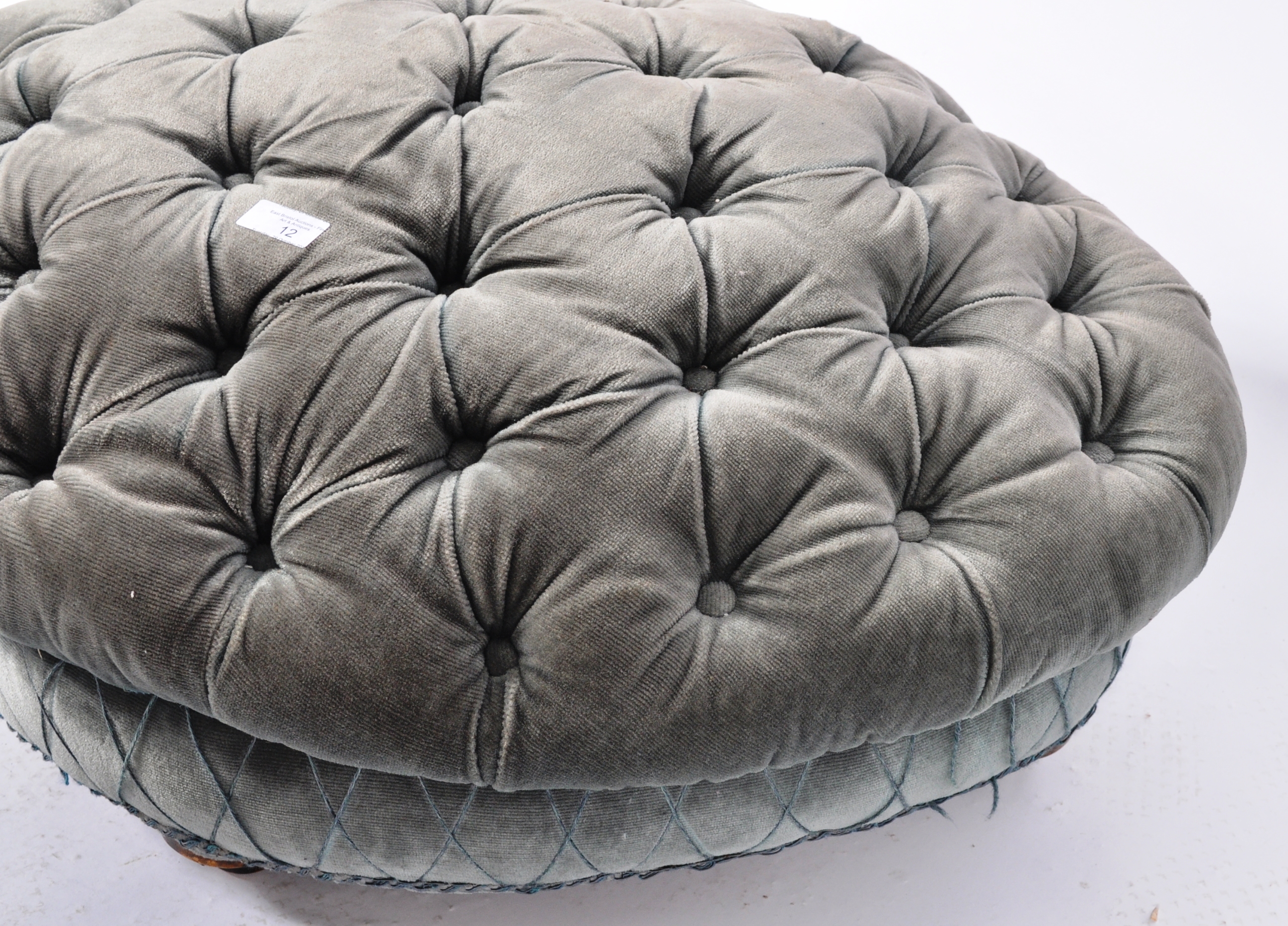 19TH CENTURY CHESTERFIELD CRUSHED VELVET FOOTSTOOL OTTOMAN - Image 4 of 6