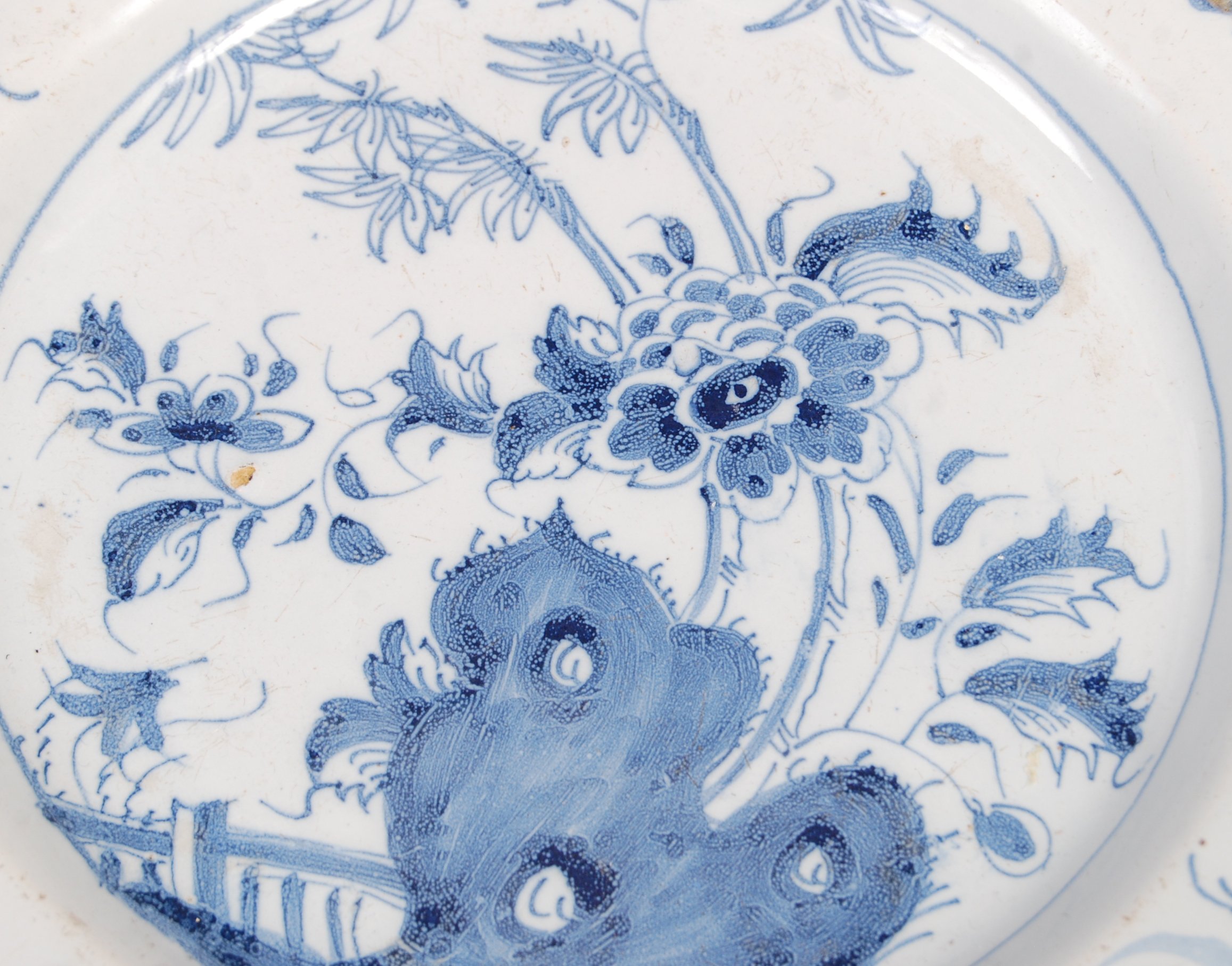 17TH/18TH CENTURY CHINESE KANGXI BLUE AND WHITE POTTERY PLATE - Image 2 of 6