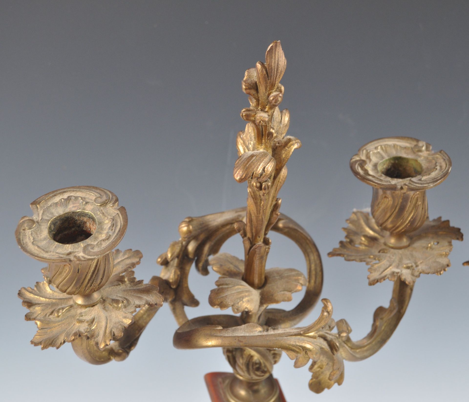 PAIR OF FRENCH 19TH CENTURY ORMOLU & SCARLET TORTOISESHELL CANDELABRA - Bild 7 aus 9