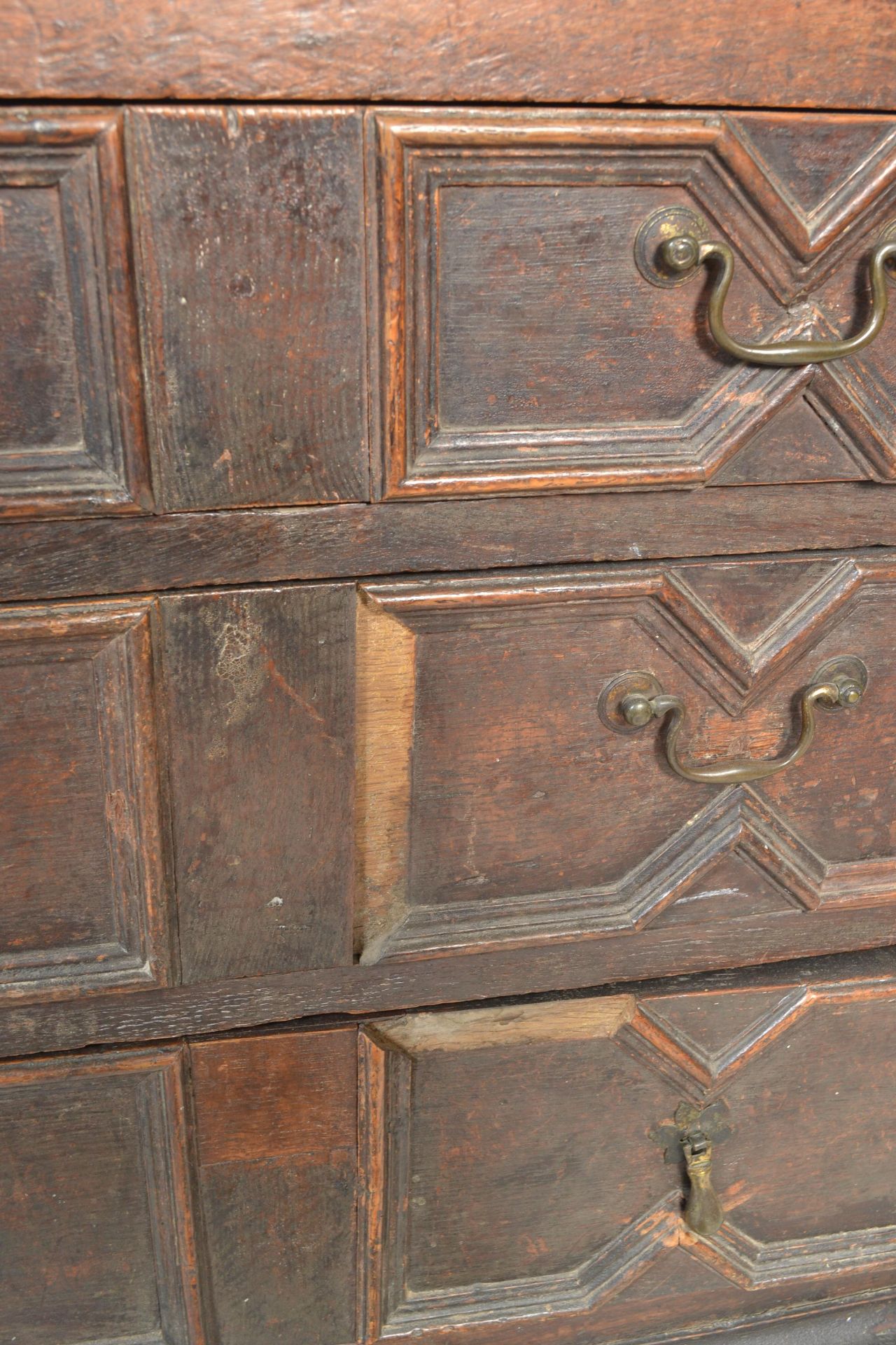 17TH CENTURY BLOCK FRONTED GEOMETRIC BACHELORS OAK CHEST OF DRAWERS - Bild 5 aus 6