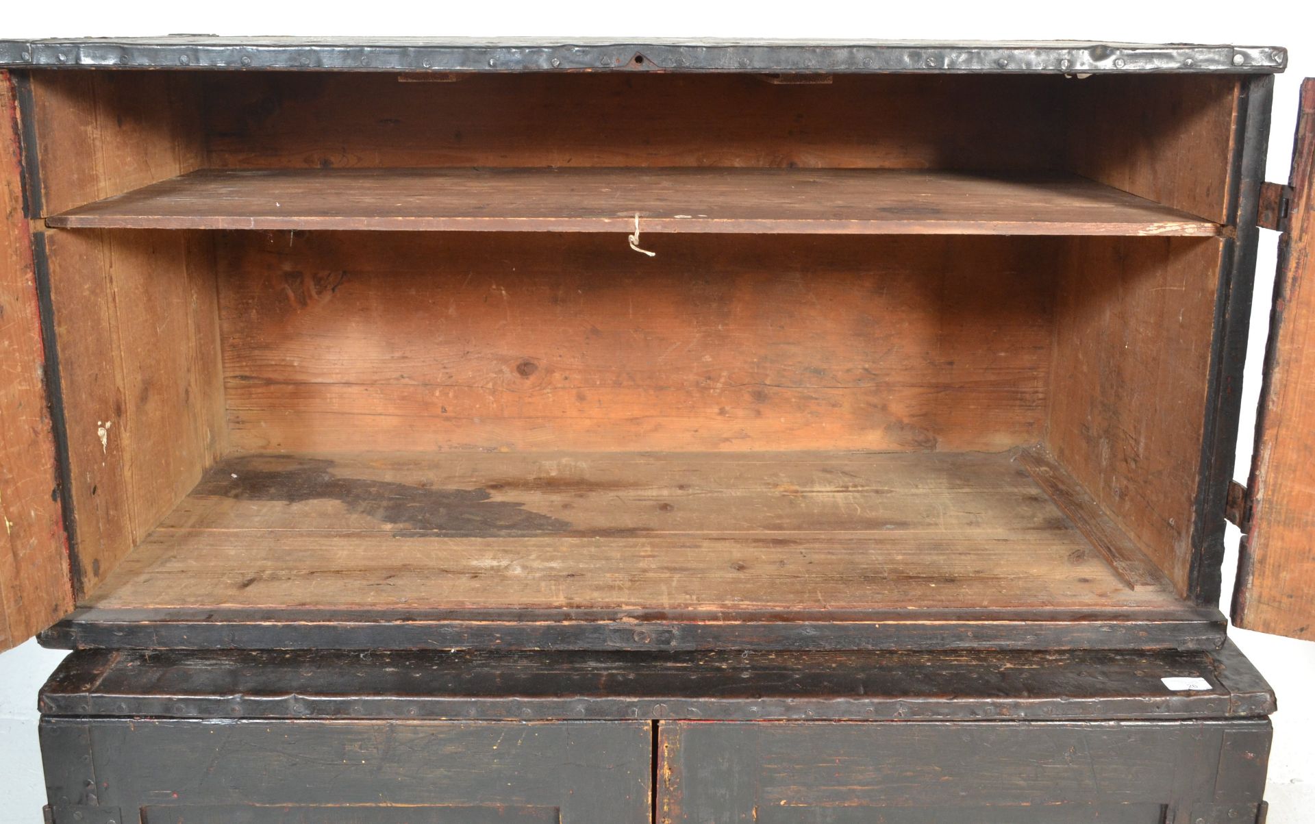 19TH CENTURY VICTORIAN MAHOGANY CAMPAIGN CHEST OF DRAWERS - Bild 7 aus 11