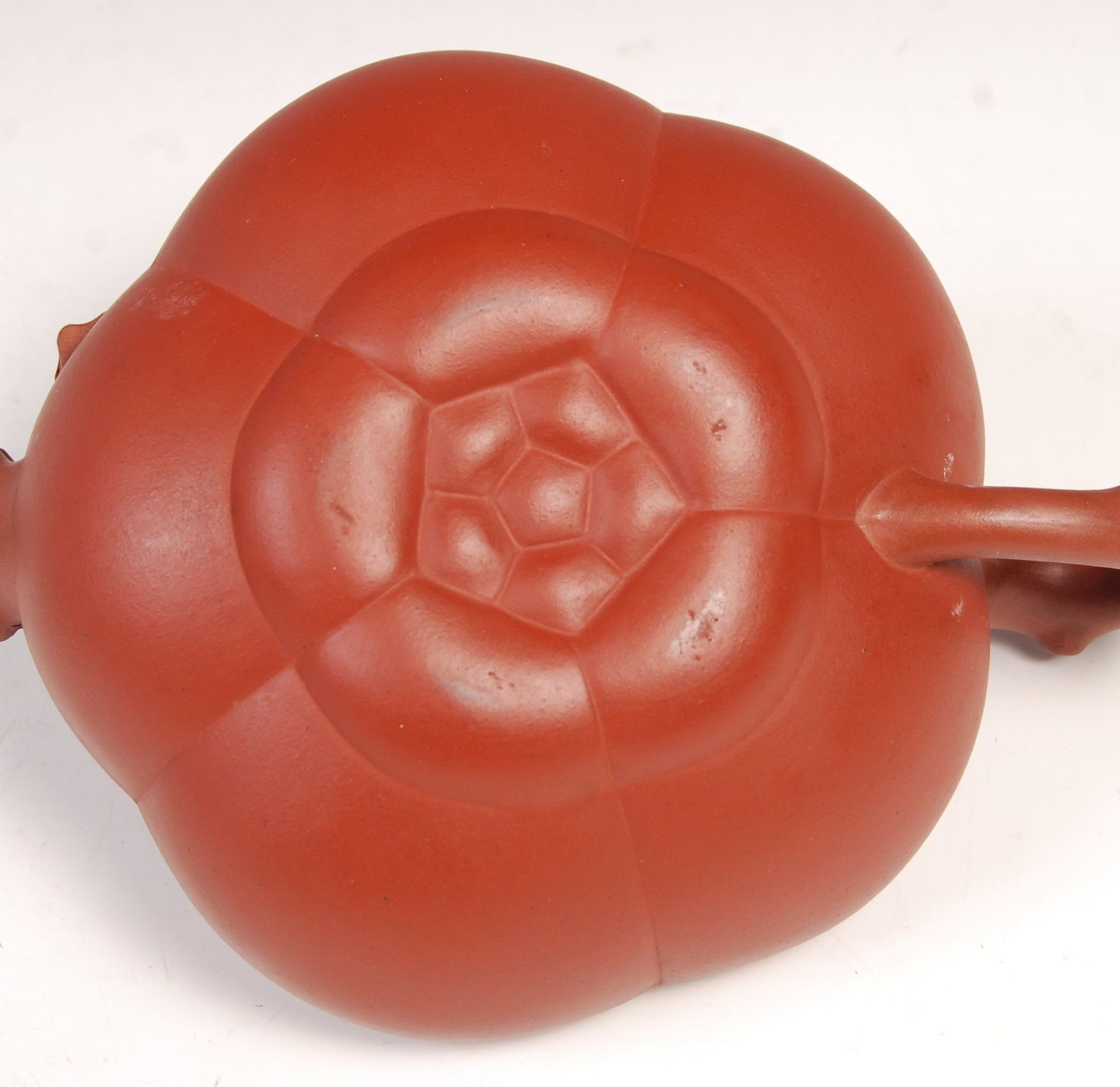 19TH CENTURY CHINESE YIXING RED CLAY PUMPKIN TEAPOT - Bild 6 aus 8