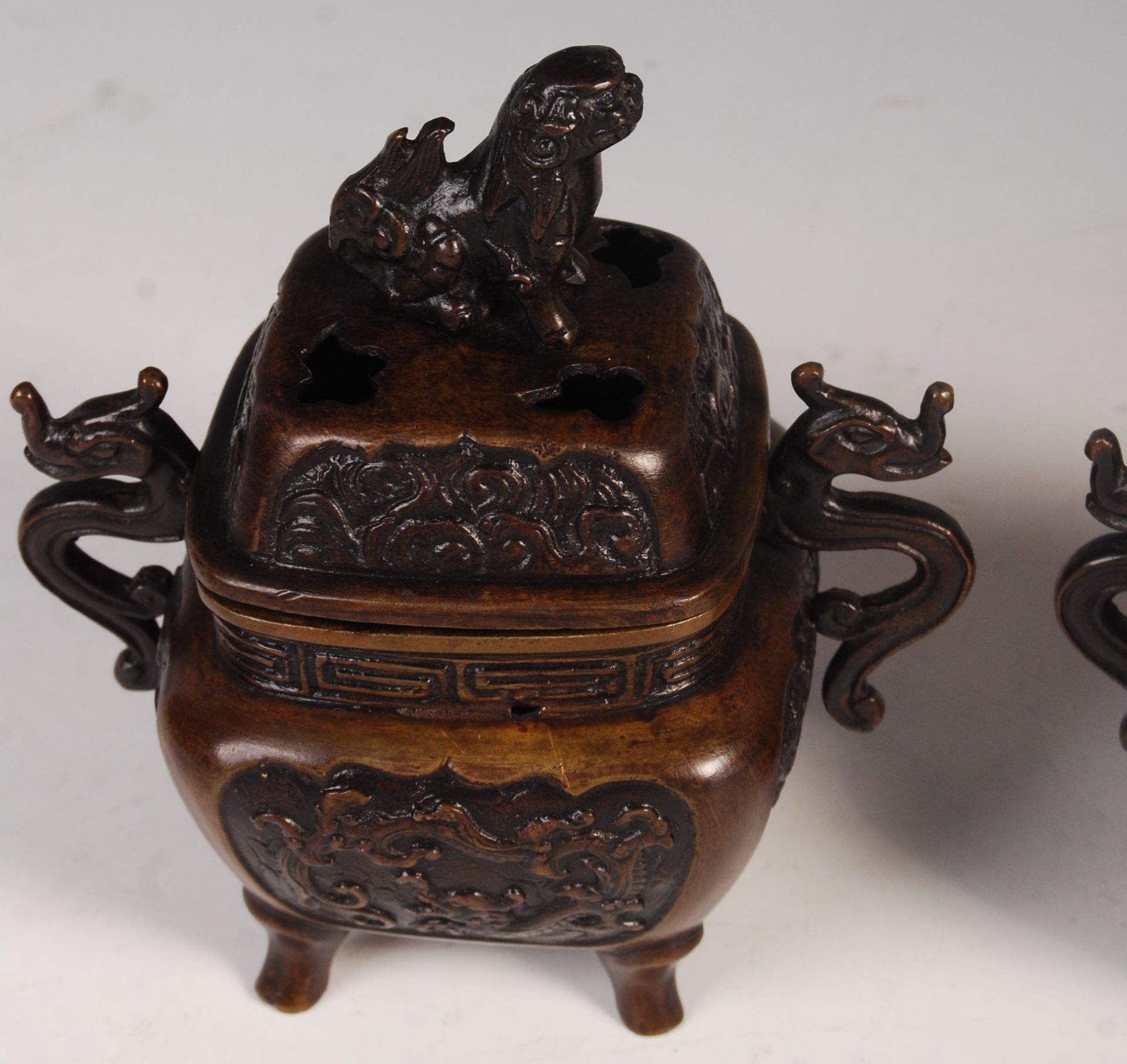 PAIR OF 19TH CENTURY CHINESE INCENSE BURNERS WITH CHARACTER SEALS - Bild 3 aus 6