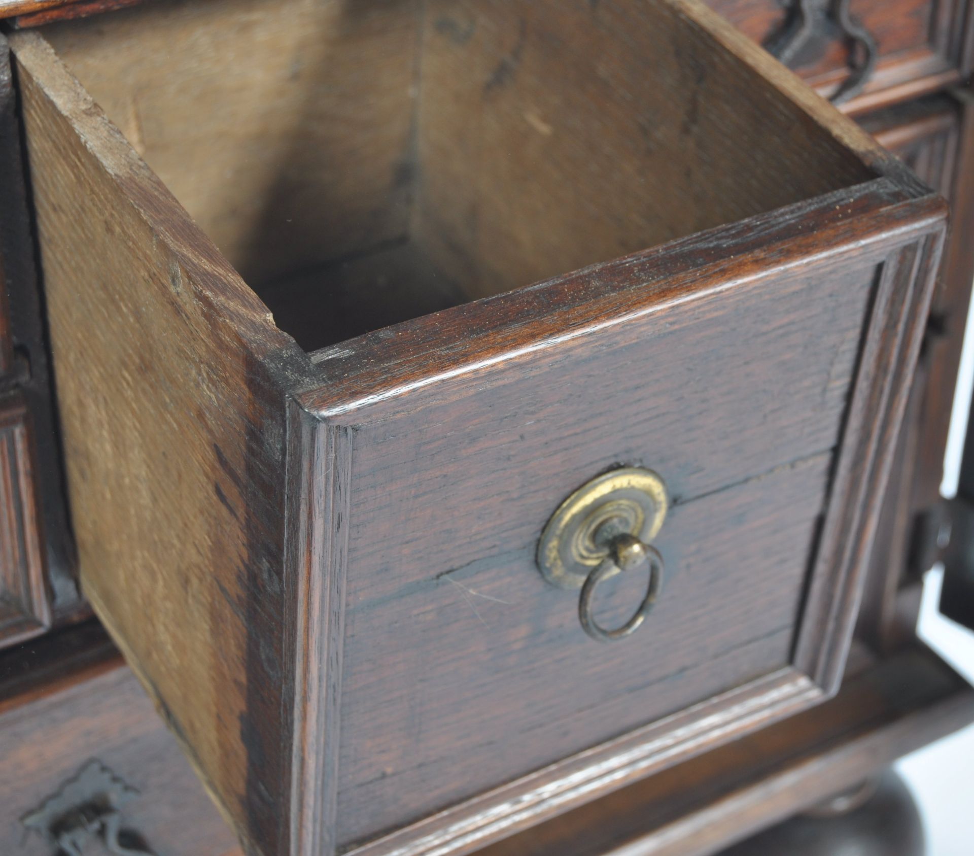 17TH / 18TH CENTURY OAK SPICE OR APOTHECARY CABINET - Bild 8 aus 9