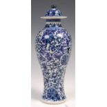 AN 18TH CENTURY CHINESE BLUE AND WHITE PORCELAIN VASE AND COVER