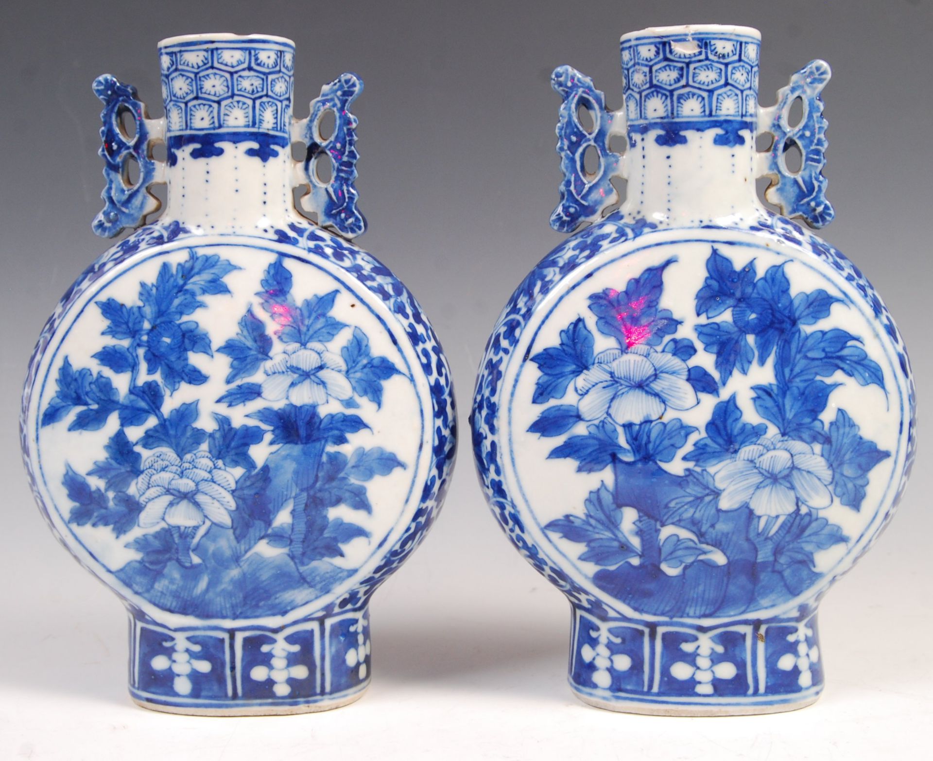 PAIR OF 19TH CENTURY CHINESE MOON FLASKS WITH KANGXI MARK - Bild 3 aus 11