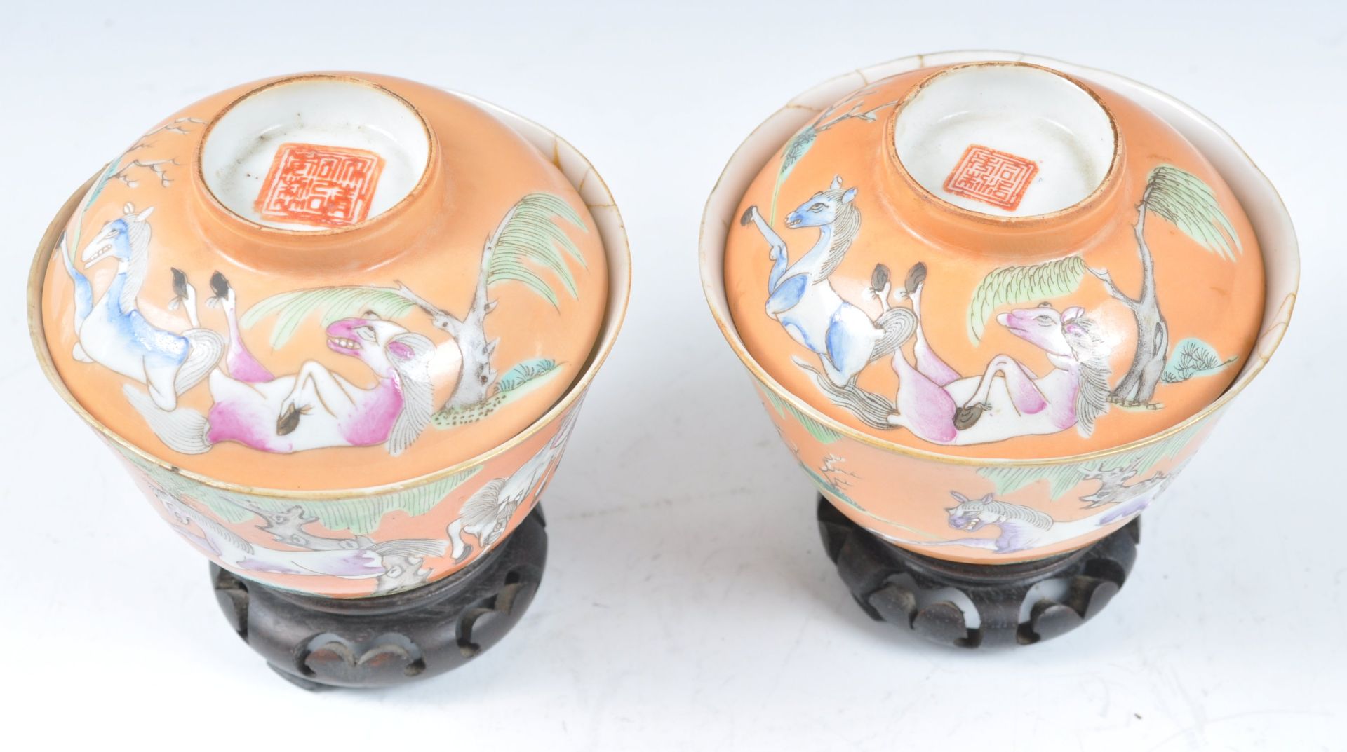 PAIR OF 19TH CENTURY CHINESE HORSE DECORATED TEA BOWLS - Bild 2 aus 6