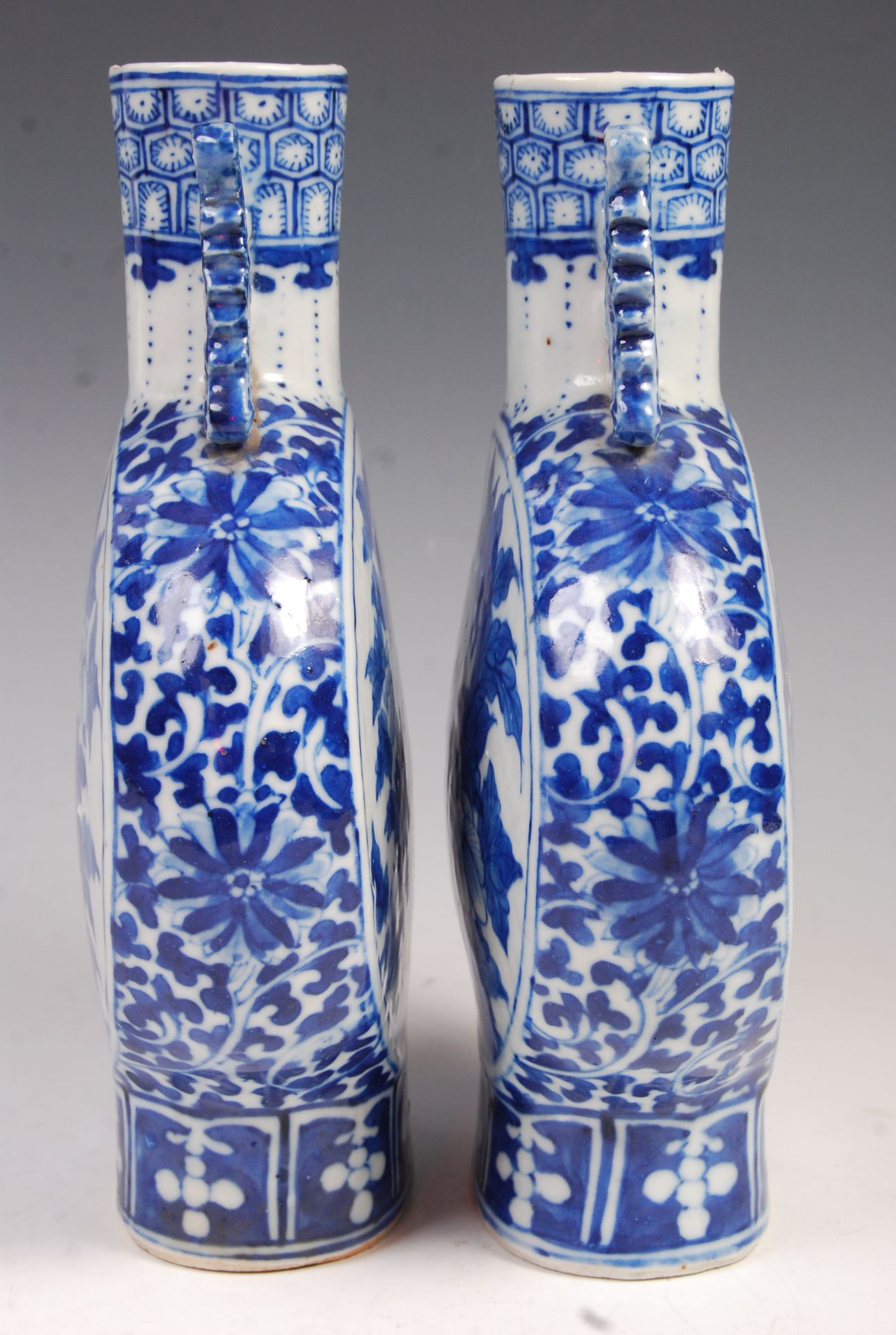 PAIR OF 19TH CENTURY CHINESE MOON FLASKS WITH KANGXI MARK - Bild 2 aus 11