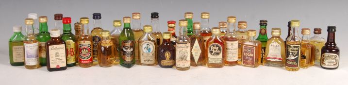 GOOD COLLECTION OF ASSORTED WHISKY MINIATURES