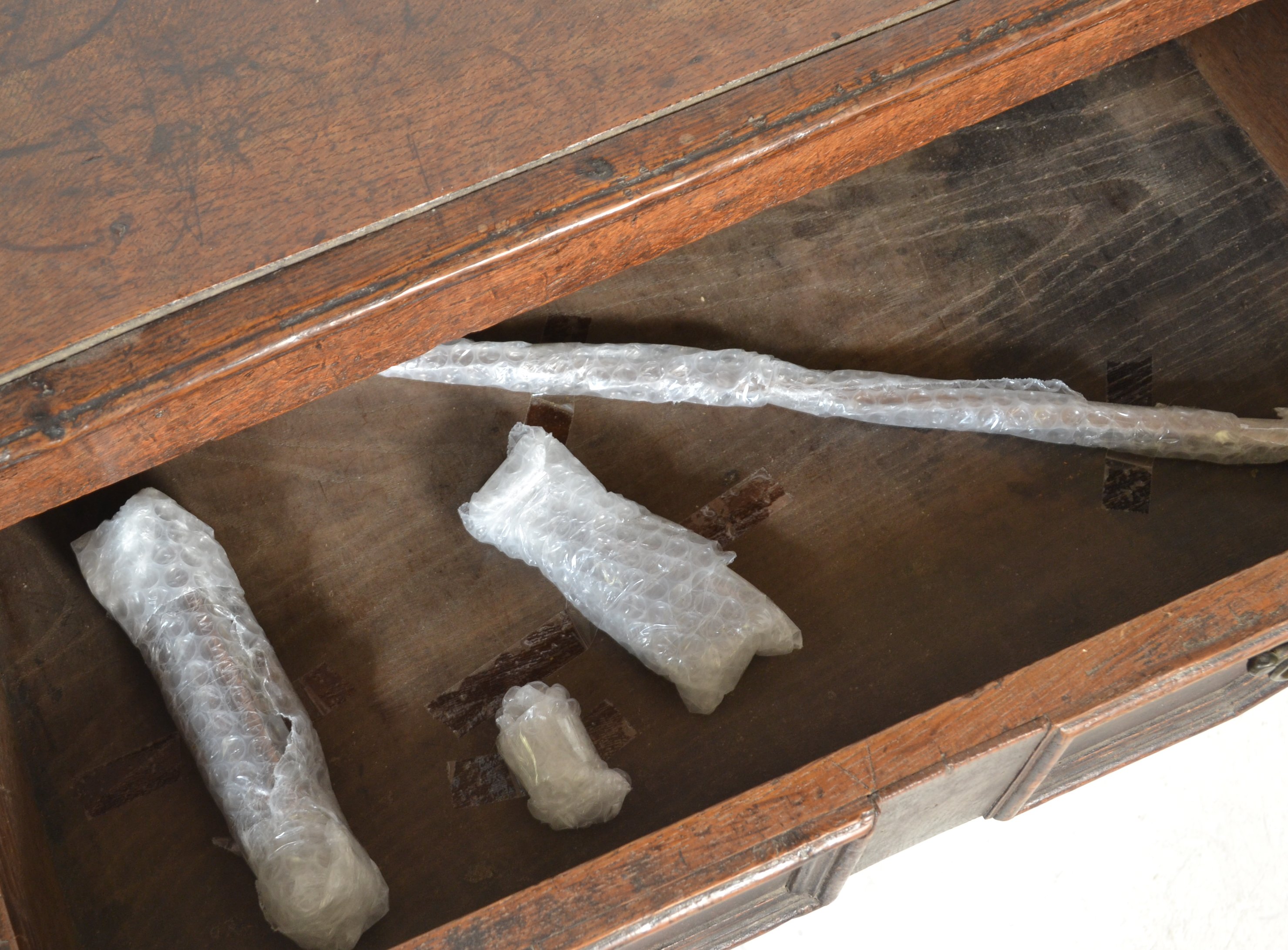 17TH CENTURY BLOCK FRONTED GEOMETRIC BACHELORS OAK CHEST OF DRAWERS - Image 6 of 6