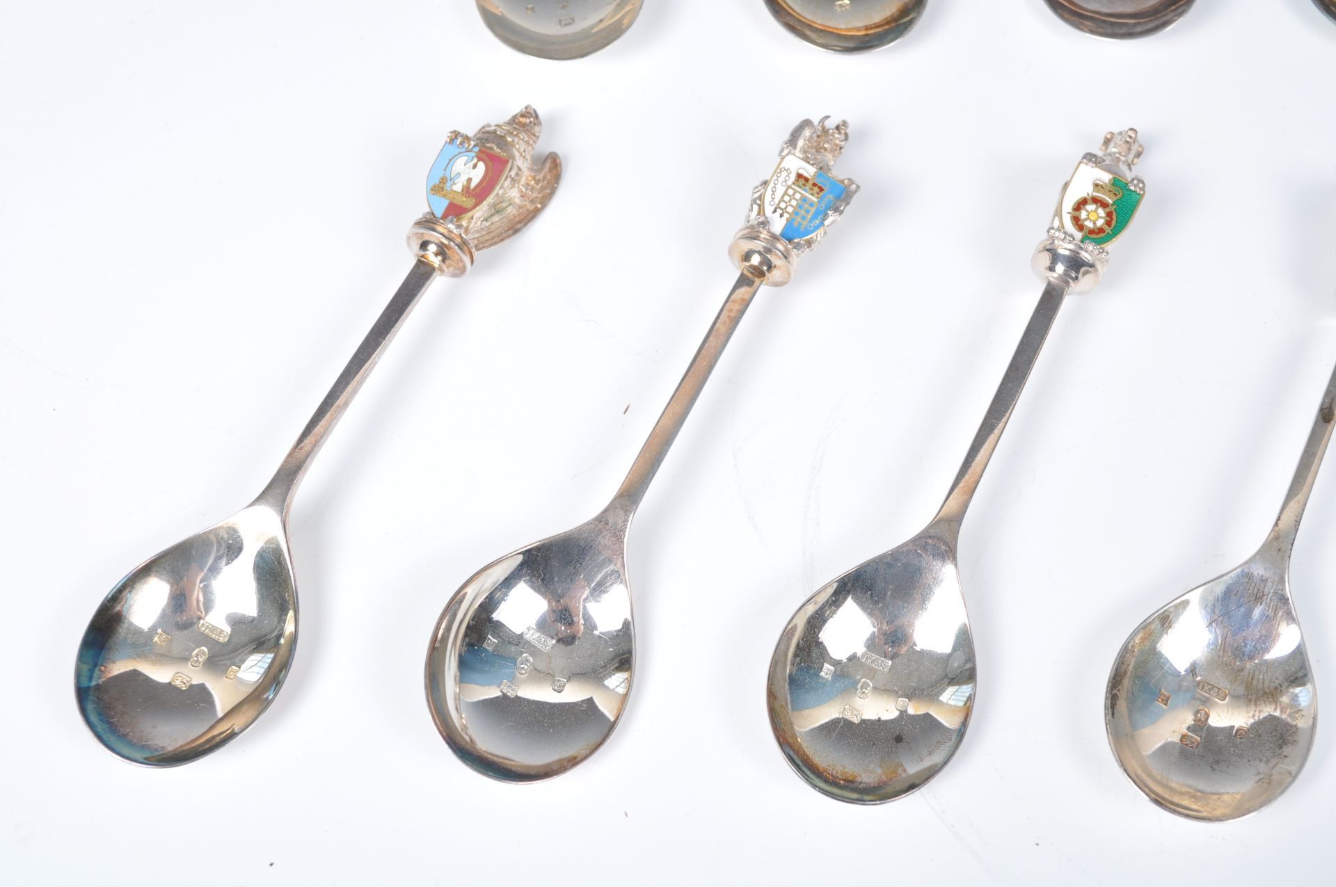 SET OF TEN HALLMARKED SILVER QUEENS BEASTS SPOONS - Bild 2 aus 7