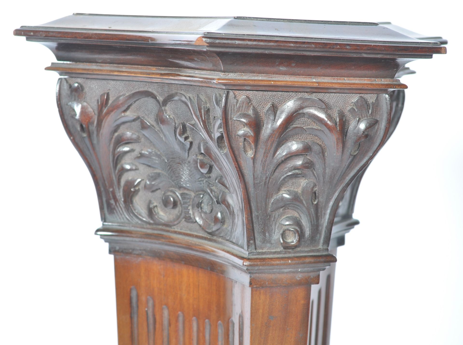 A FINE 19TH CENTURY MAHOGANY IRISH TORCHERE / BUST STAND - Bild 5 aus 8