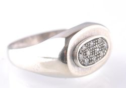 18CT WHITE GOLD AND DIAMOND GENTLEMANS RING