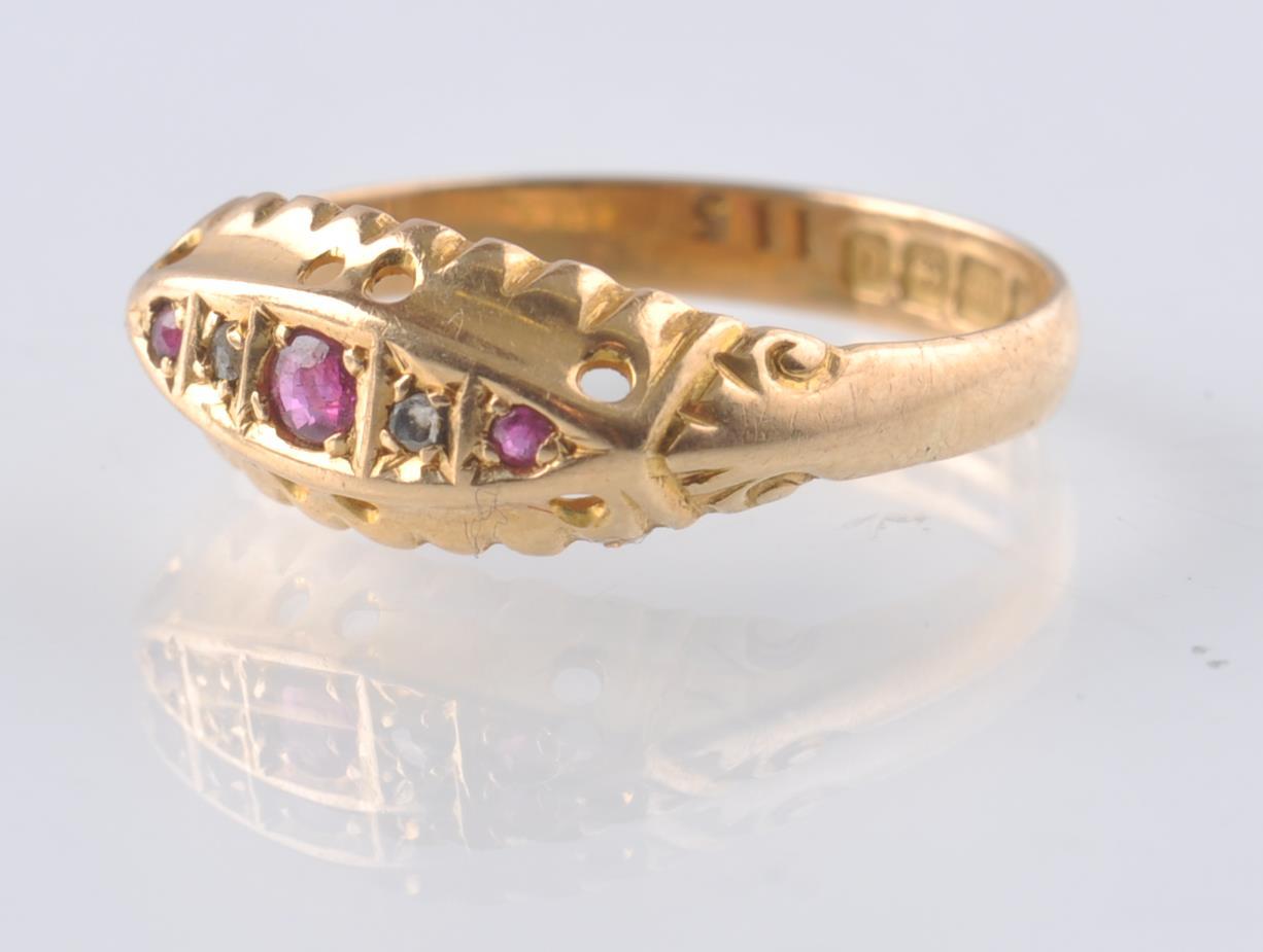 AN EARLY 20TH CENTURY 18CT GOLD RING SET WITH 3 ROUND CUT RUBIES - Image 3 of 4