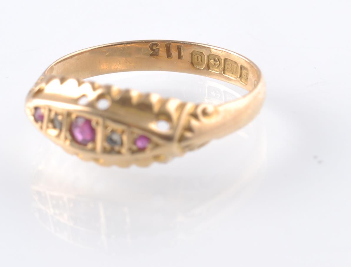 AN EARLY 20TH CENTURY 18CT GOLD RING SET WITH 3 ROUND CUT RUBIES - Image 4 of 4