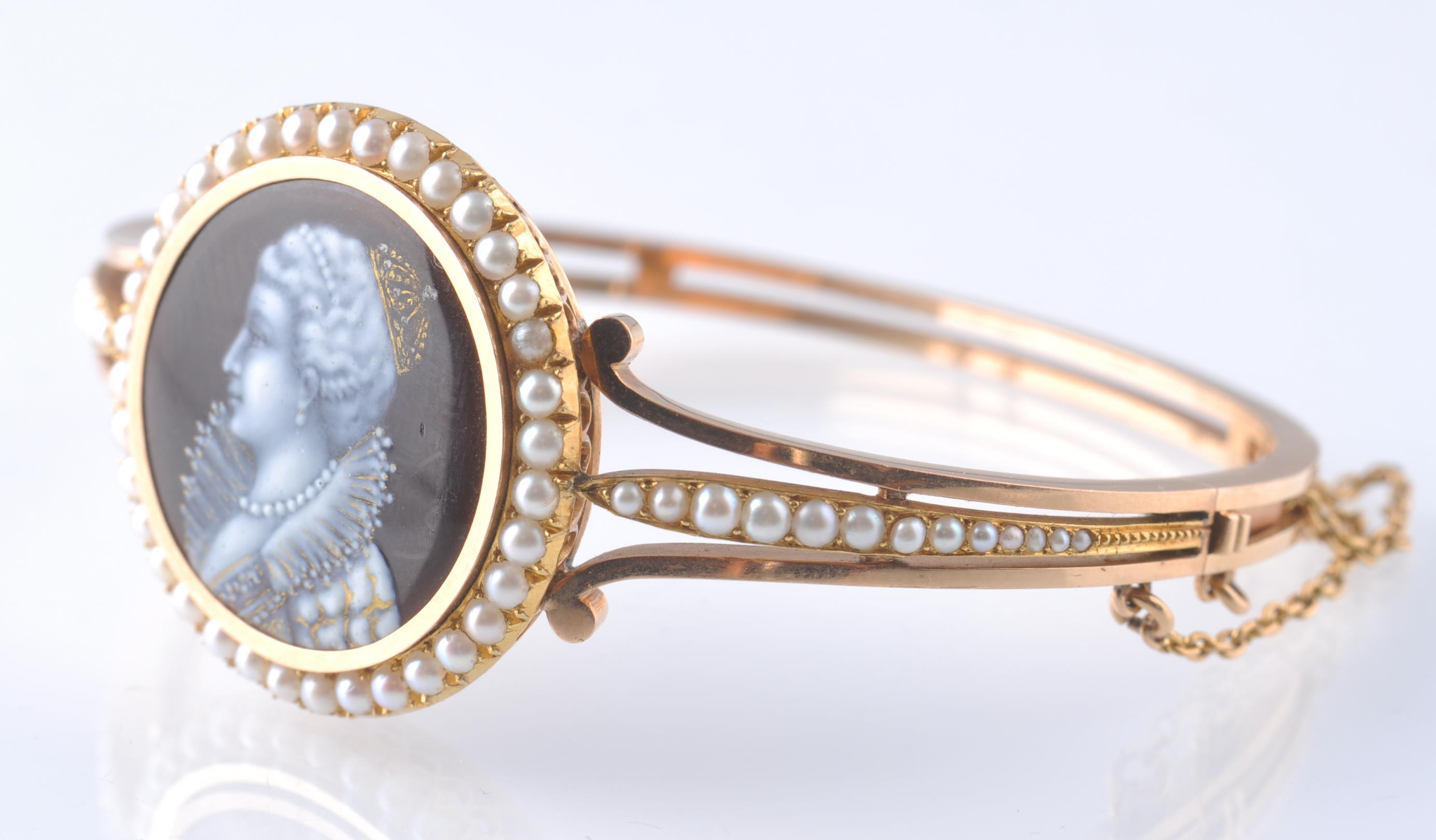 AN ANTIQUE GOLD & SEED PEARL HINGED BANGLE - Image 3 of 3