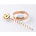 AN EARLY 20TH CENTURY 9CT GOLD STICK PIN & 15CT GOLD BAND RING
