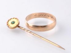 AN EARLY 20TH CENTURY 9CT GOLD STICK PIN & 15CT GOLD BAND RING
