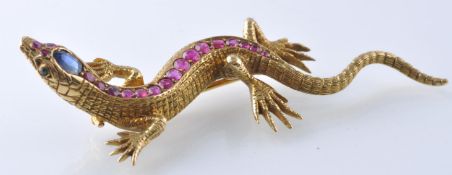 AN EARLY 20TH CENTURY LARGE 18CT GOLD RUBY AND SAPPHIRE SALAMANDER BROOCH