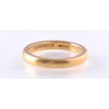 A HALLMARKED 22CT GOLD BAND RING