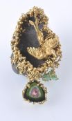 AN UNUSUAL BEJEWELLED 18CT GOLD HEMATITE DIAMOND AND EMERALD PENDANT.