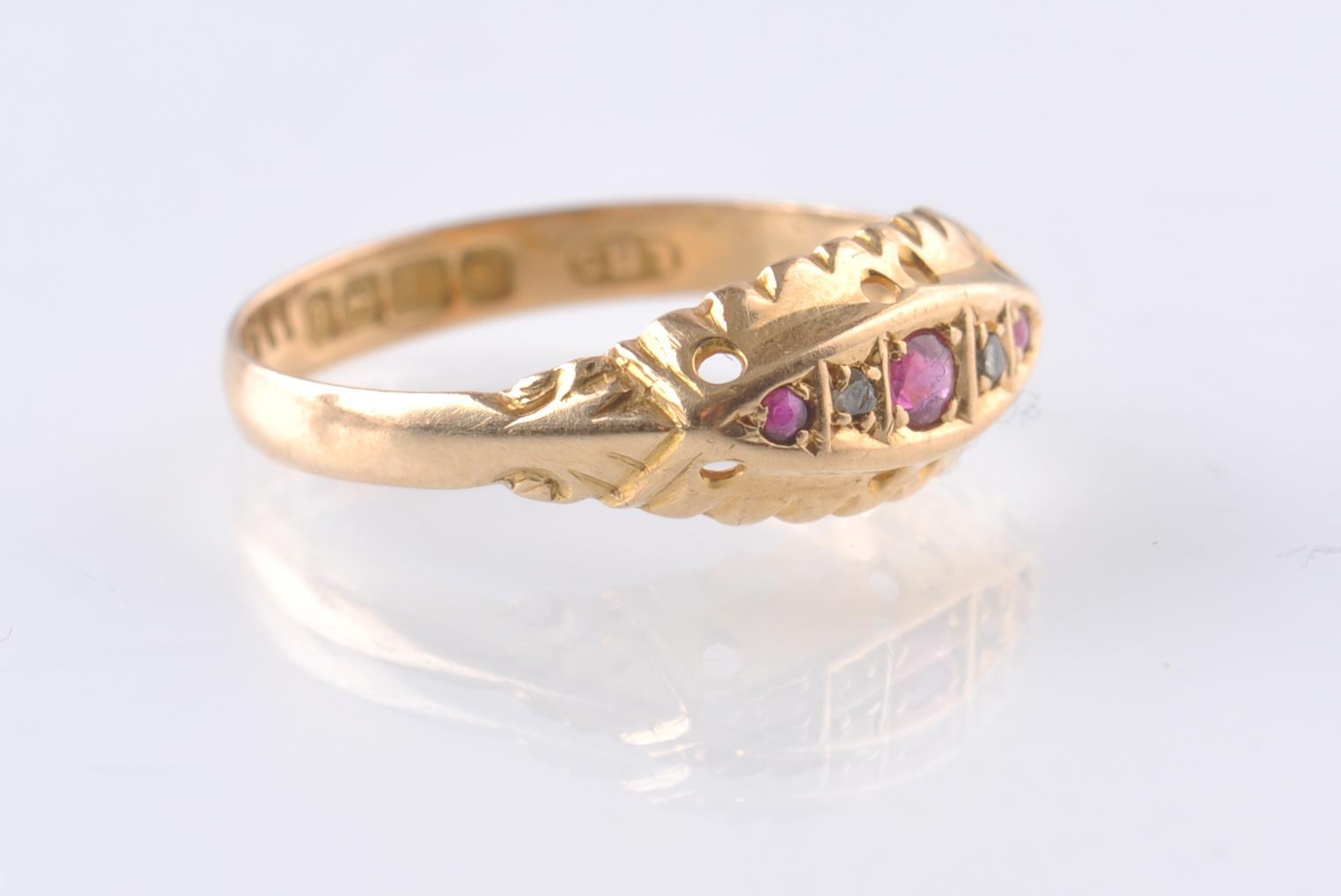 AN EARLY 20TH CENTURY 18CT GOLD RING SET WITH 3 ROUND CUT RUBIES - Image 2 of 4