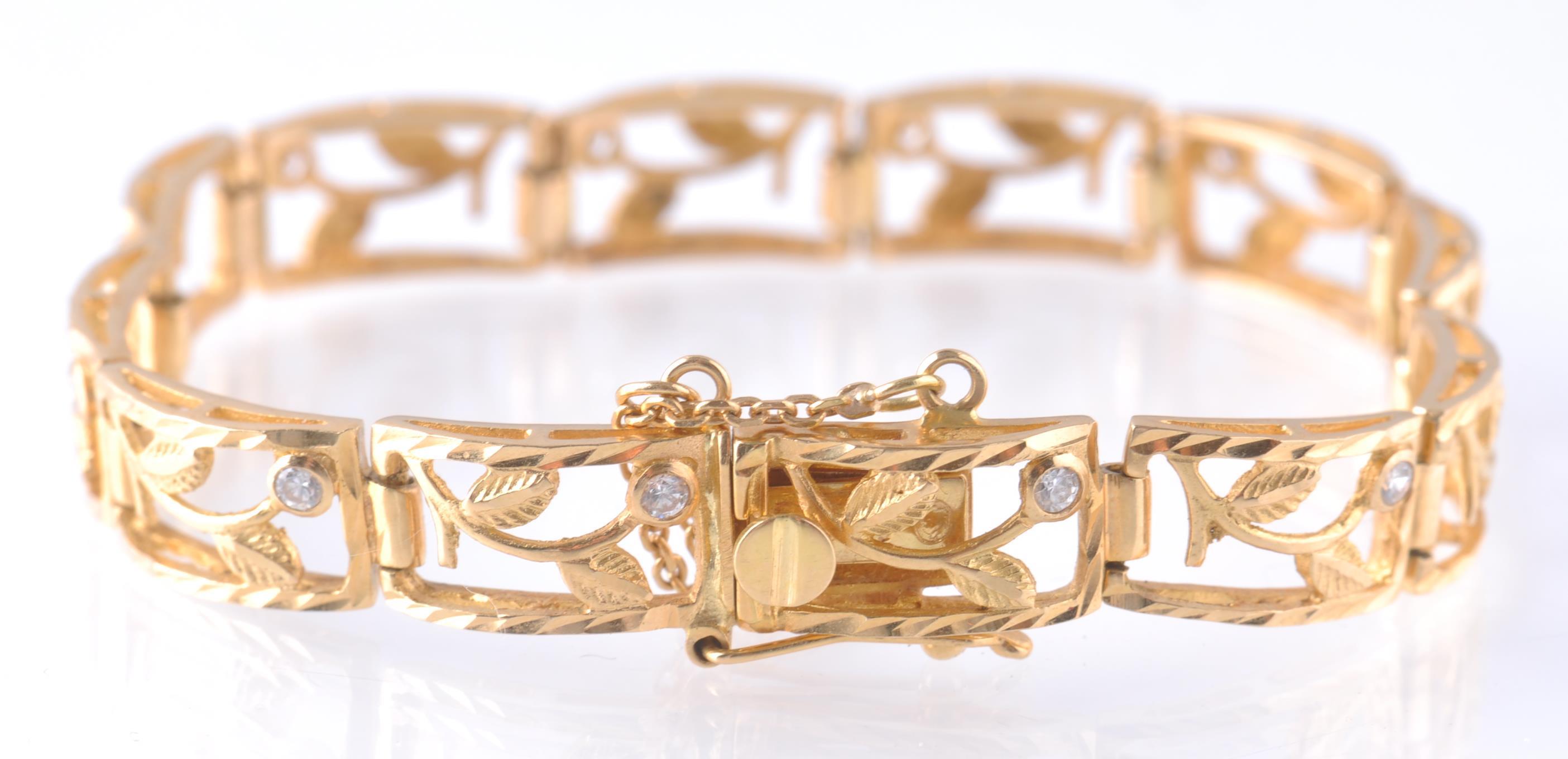 A GOLD FANCY LINK WHITE STONE SET BRACLET - Image 2 of 3