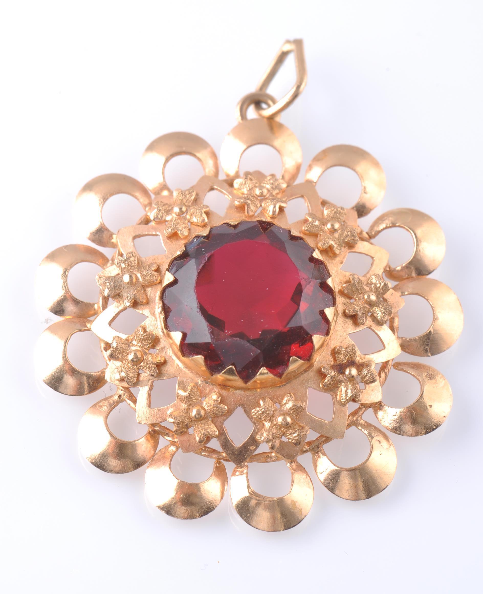 AN 18CT GOLD AND RED GEM SET PENDANT - Image 2 of 4