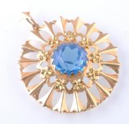 AN 18CT GOLD AND BLUE GEM PENDANT BROOCH