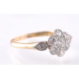 AN EARLY 20TH CENTURY 18CT GOLD & DIAMOND CLUSTER RING