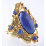 A HALLMARKED 1970'S 18CT GOLD AND LAPIS LAZULI RING