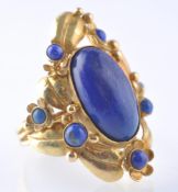 A HALLMARKED 1970'S 18CT GOLD AND LAPIS LAZULI RING