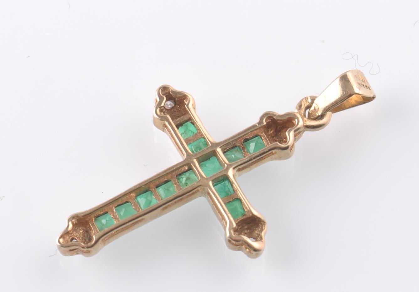 A 9CT GOLD EMERALD AND DIAMOND CRUCIFIX PENDANT - Image 2 of 3