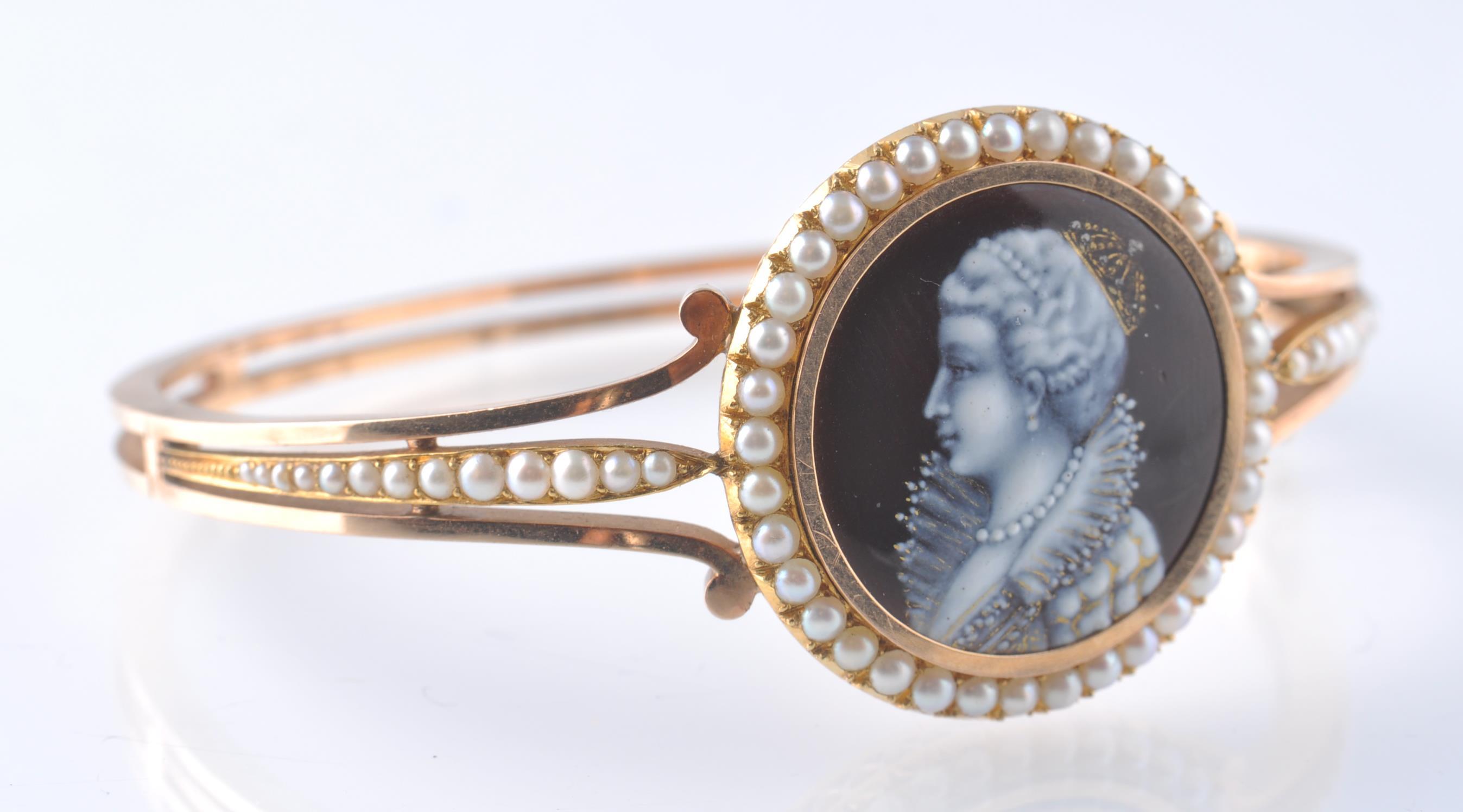 AN ANTIQUE GOLD & SEED PEARL HINGED BANGLE - Image 2 of 3