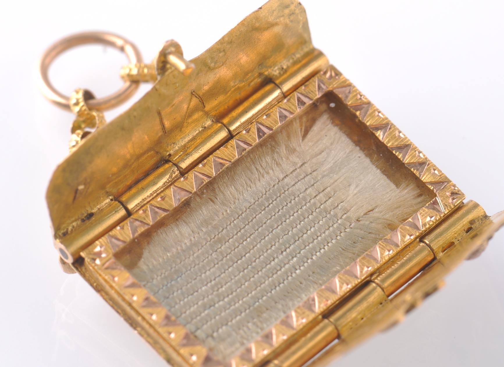 A GEORGIAN 18TH CENTURY GOLD ENVELOPE / PURSE CHARM - Image 3 of 4