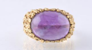 A 1970'S 18CT GOLD RETRO IOLITE CABOCHON BOMBE RING