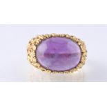 A 1970'S 18CT GOLD RETRO IOLITE CABOCHON BOMBE RING