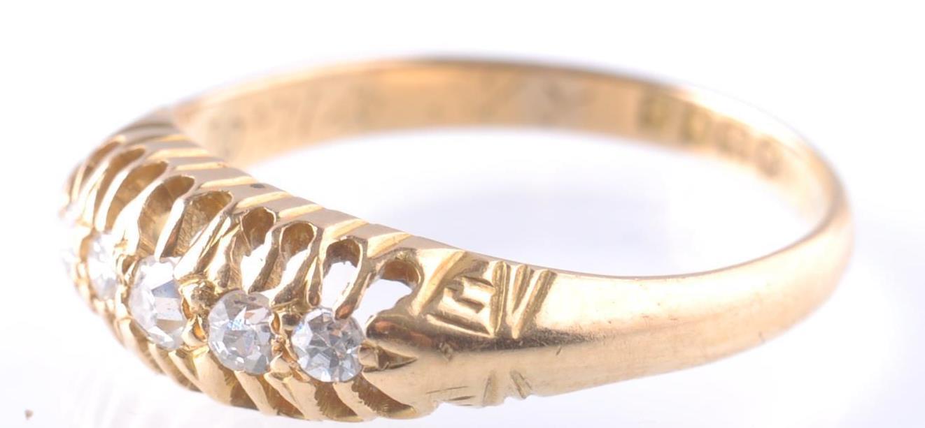 AN HALLMARKED 18CT GOLD AND DIAMOND 5 STONE RING