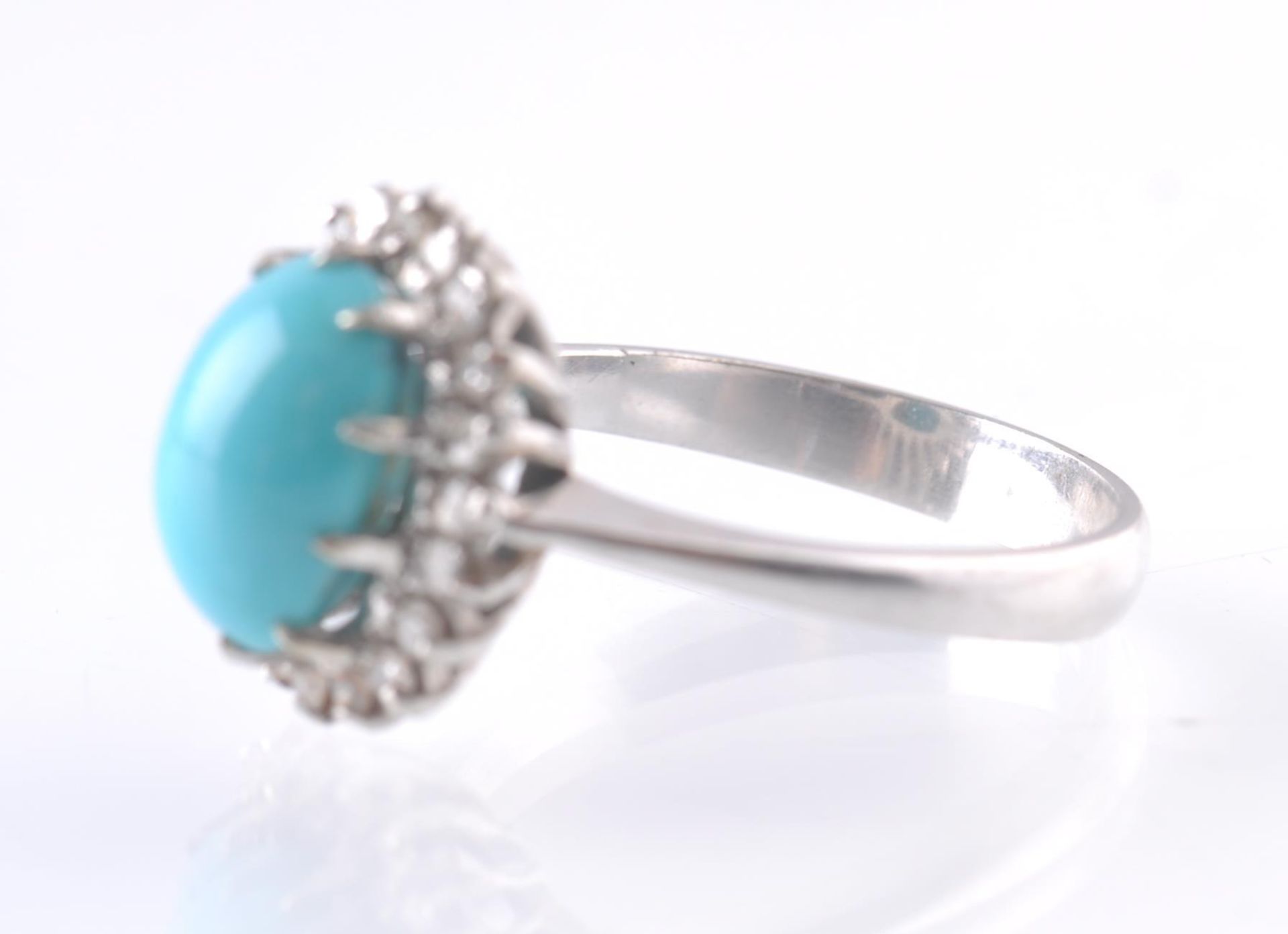 AN 18CT WHITE GOLD TURQUOISE AND DIAMOND OVAL CLUSTER RING - Image 4 of 4