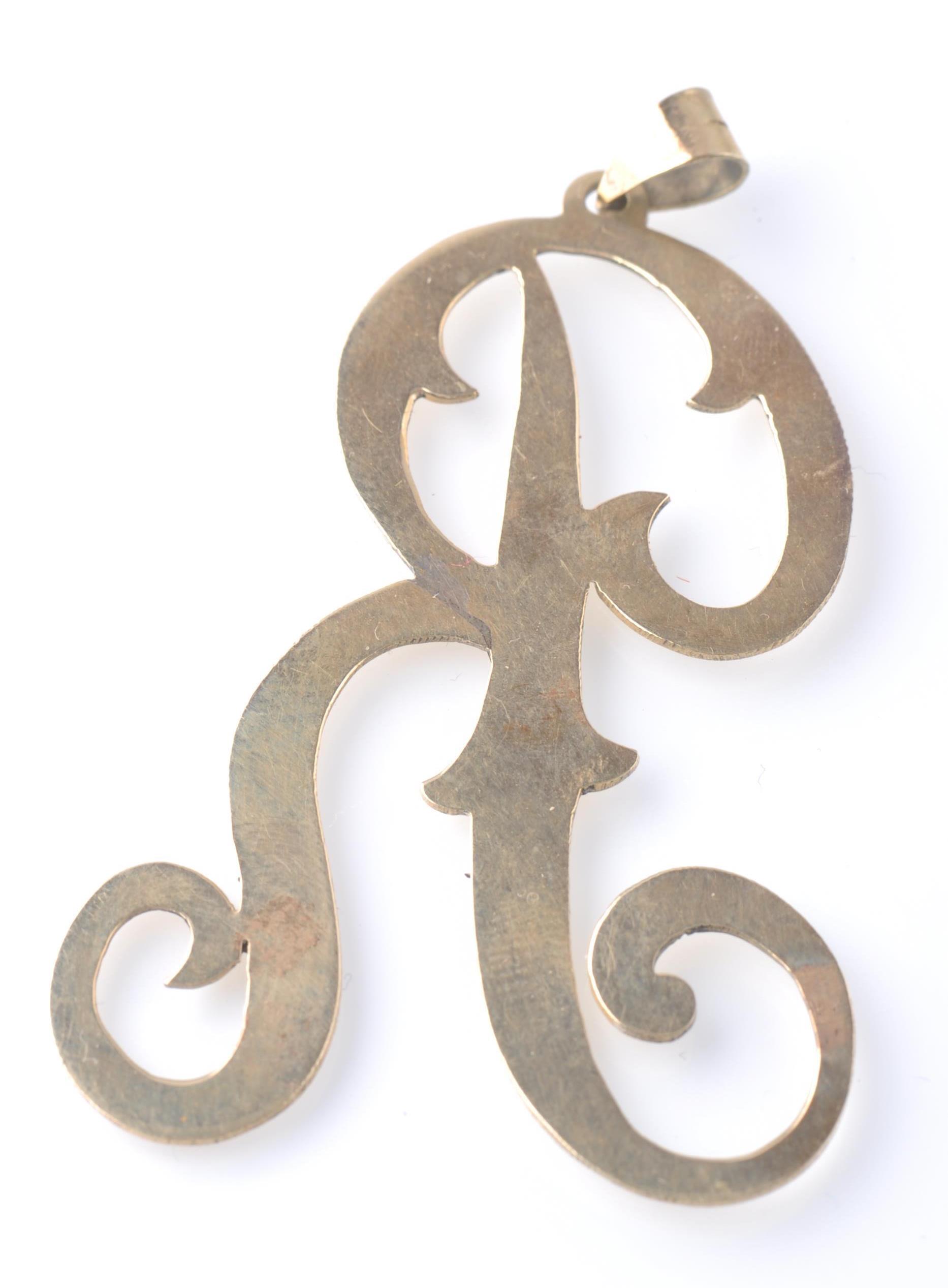AN OVERSIZED 14CT GOLD PENDANT IN THE FORM OF THE LETTER R - Image 2 of 2