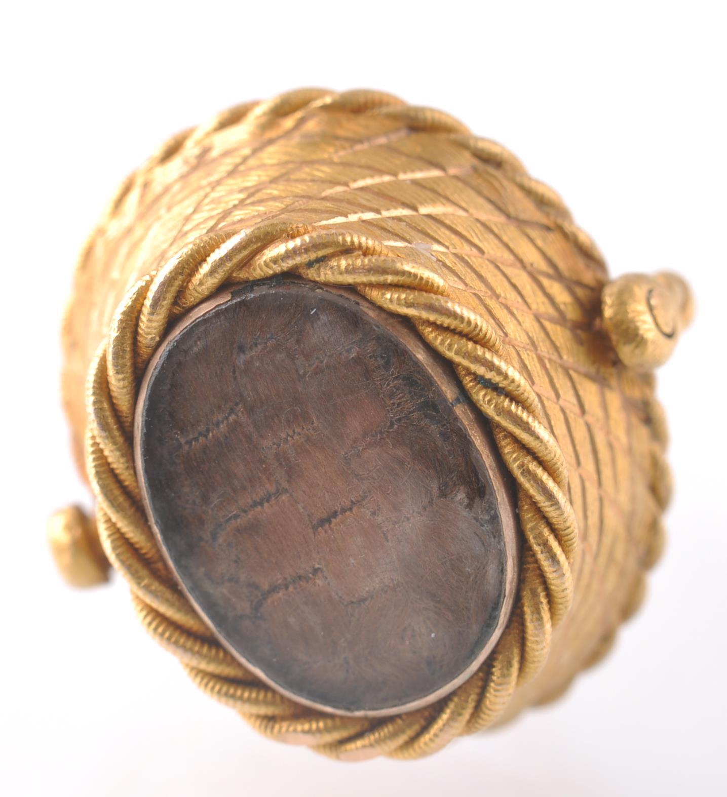 19TH CENTURY GOLD AMETHYST FOB HAIR LOCKET IN FORM OF BASKET - Image 4 of 5