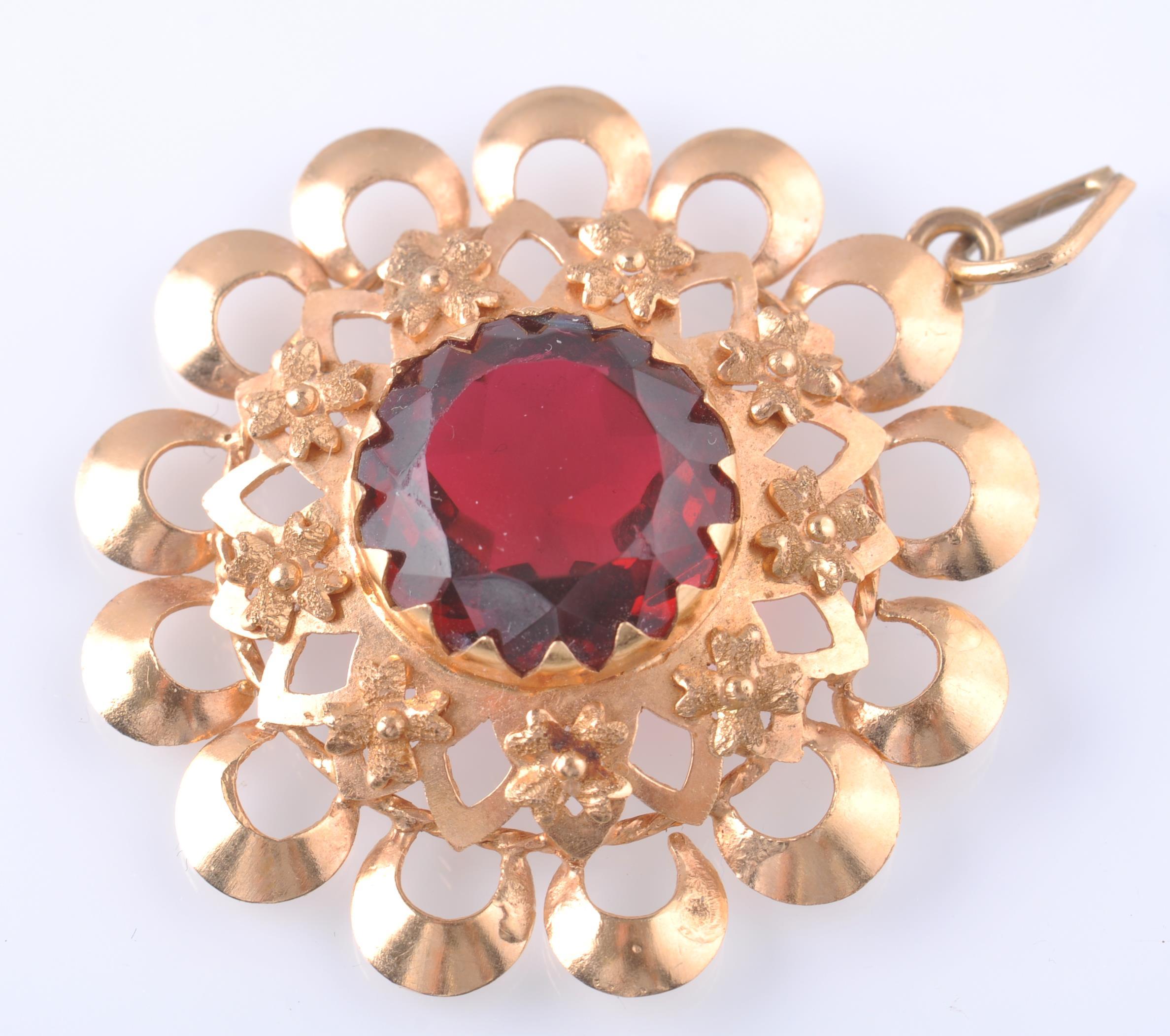 AN 18CT GOLD AND RED GEM SET PENDANT