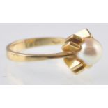 15CT GOLD AND SIMULATED PEARL RING STAMPED 585