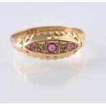 AN EARLY 20TH CENTURY 18CT GOLD RING SET WITH 3 ROUND CUT RUBIES