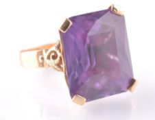 A 14CT GOLD & SYNTHETIC COLOUR CHANGE SAPPHIRE DRESS RING